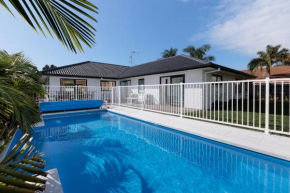 Tropical Oasis Escape with heated Pool, Papamoa